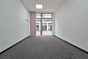 Büro mit bodentiefen Fenstern