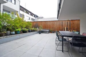 Großzügige Terrasse mit Bepflanzung