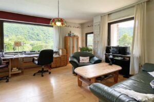 Helles Arbeitszimmer