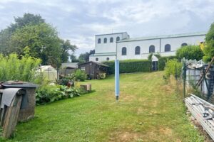 Gartenansicht mit Blick aufs Kloster