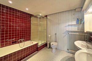 großes Badezimmer