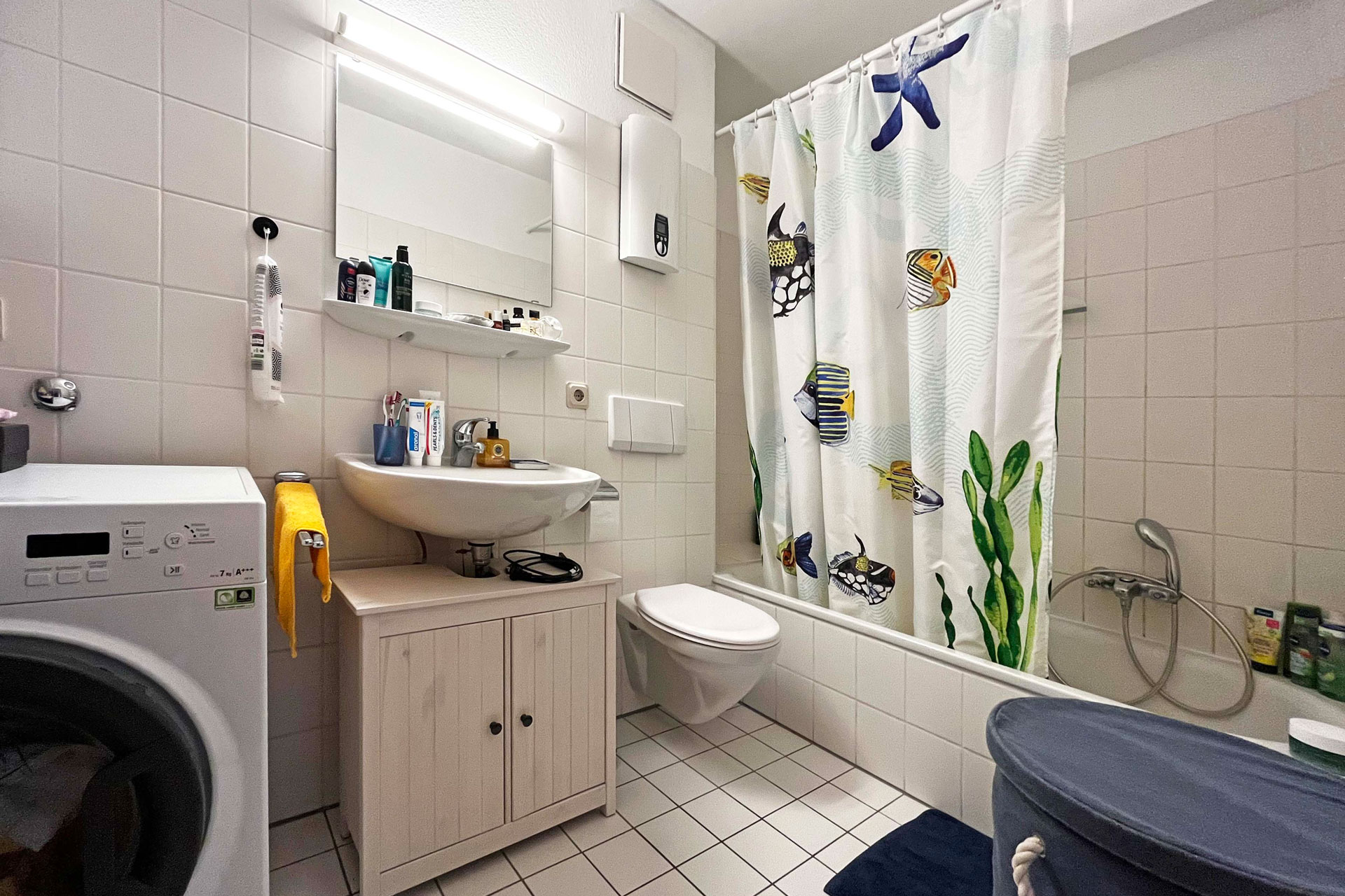 Bad-mit-Duschwanne,-WC-und-Geräteanschluss