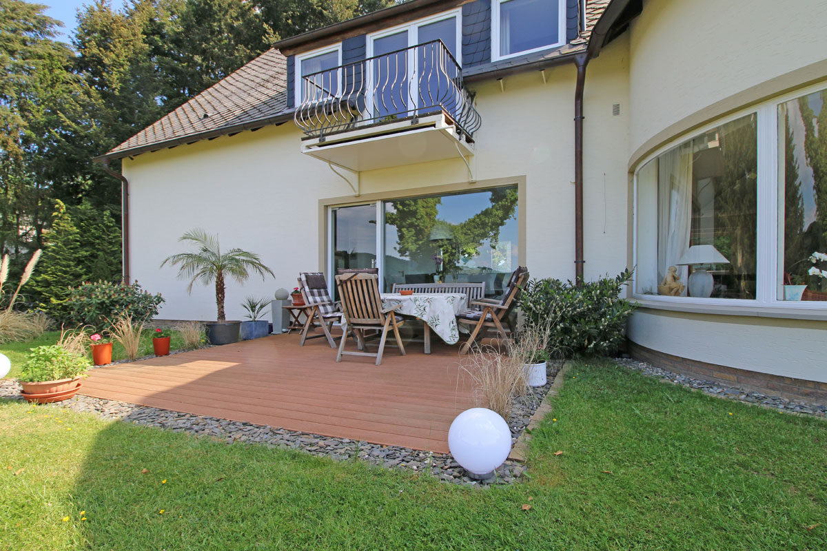 Blick-auf-die-hintere-Terrasse