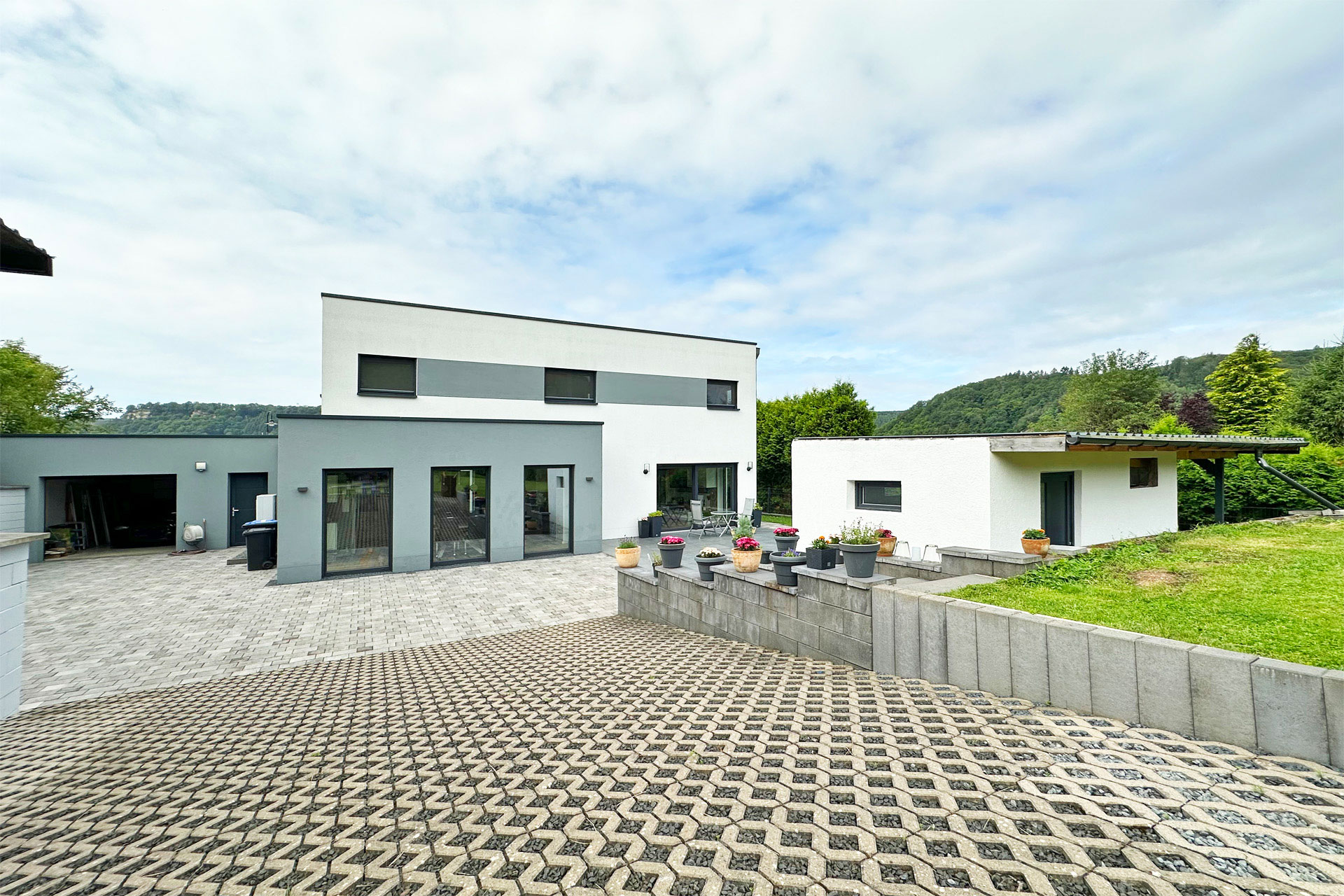 Einfamilienhaus-mit-großem-Grundstück