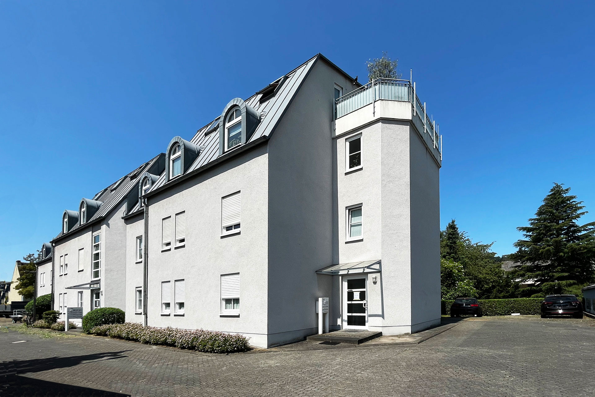 Frontansicht-und-Stellplatz-(rechts)