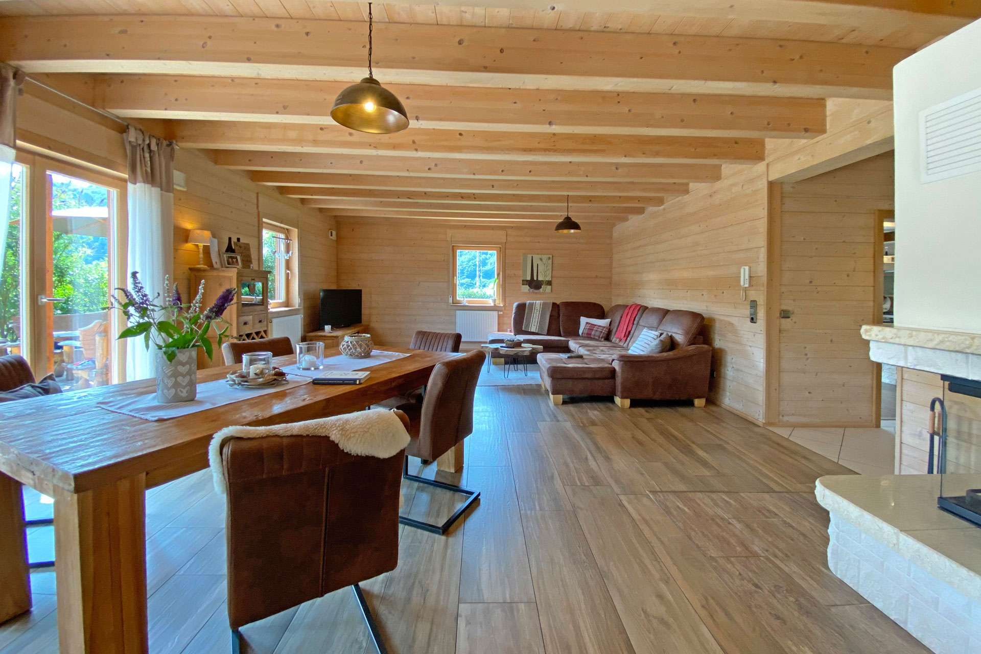 Gemütlicher-Wohn-Essbereich-mit-Kaminofen