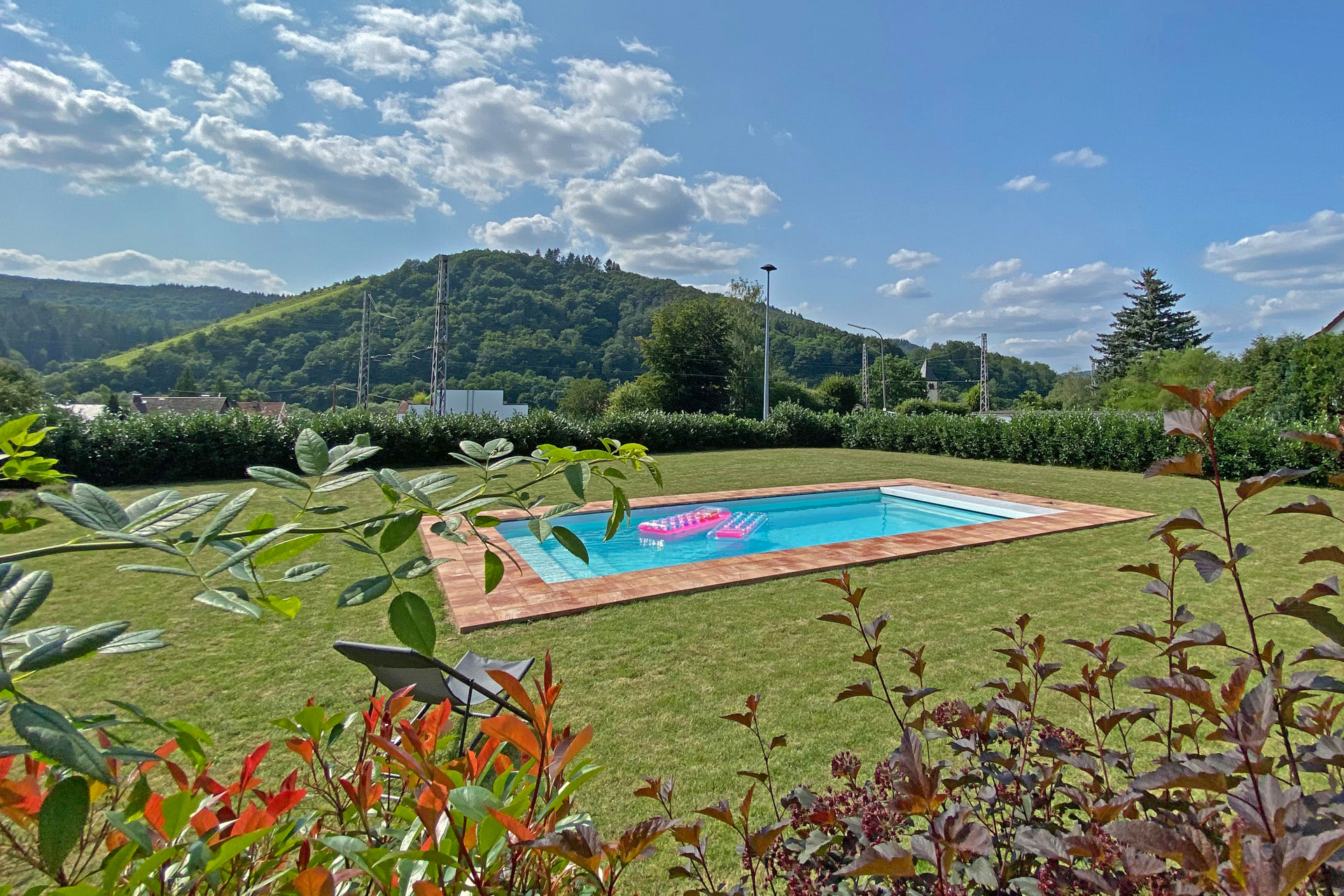 Großer-Pool-im-Garten