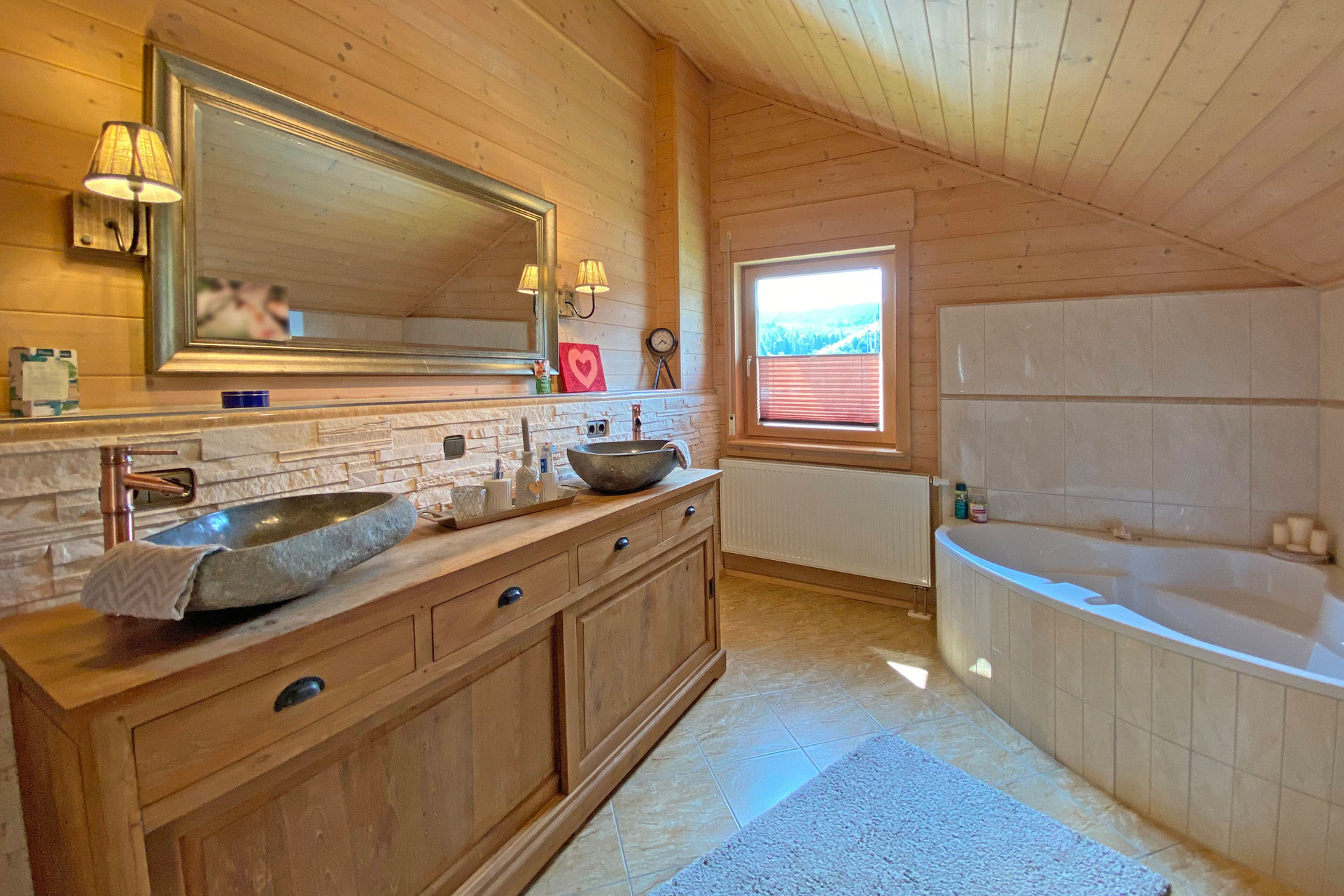 Hauptbad-mit-Wanne-im-DG