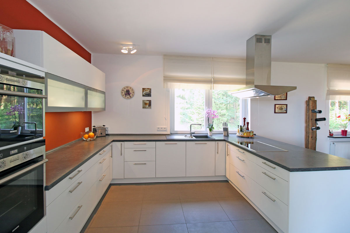 Helle-und-moderne-Wohnküche