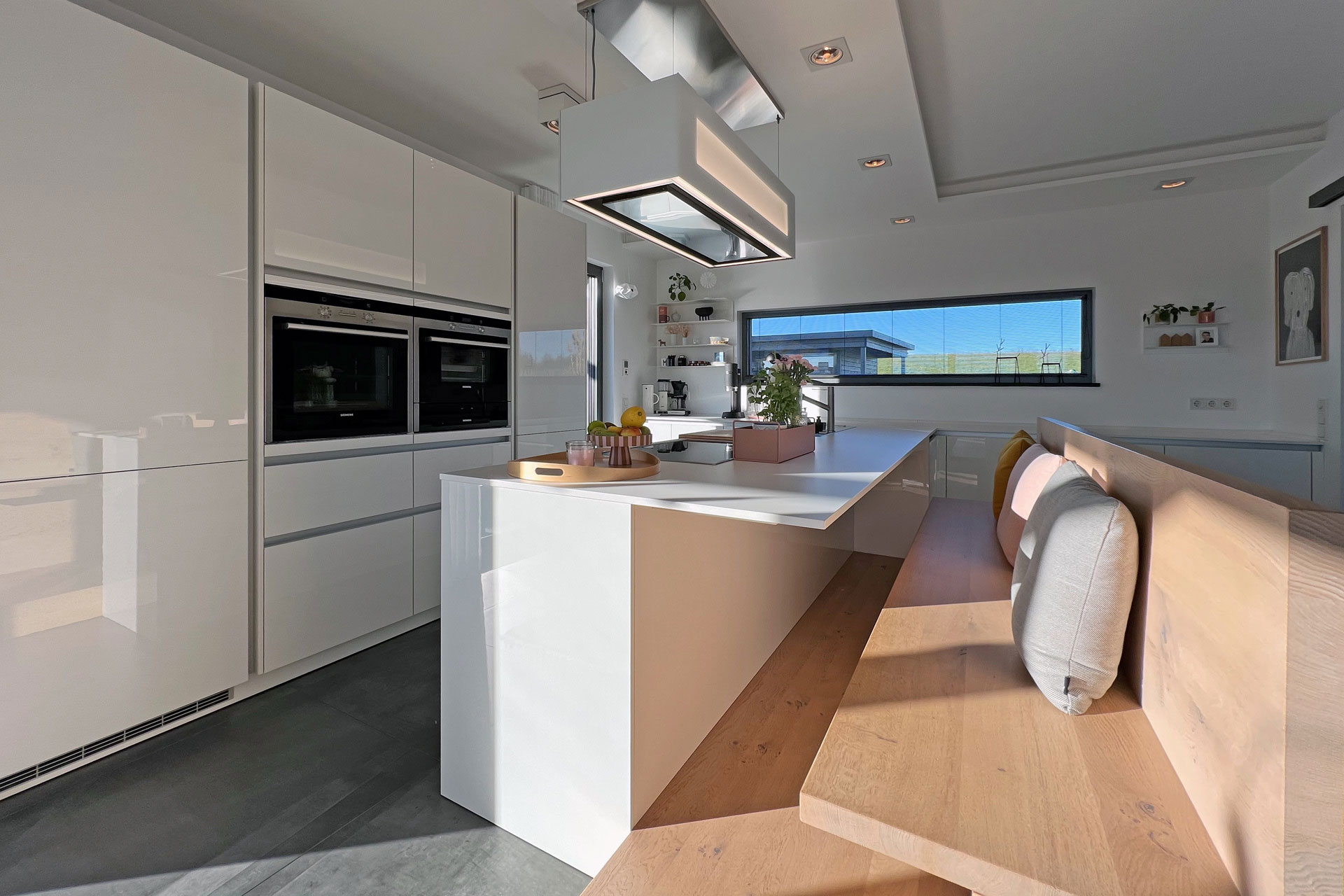 Kuche-mit-Theken-Essplatz