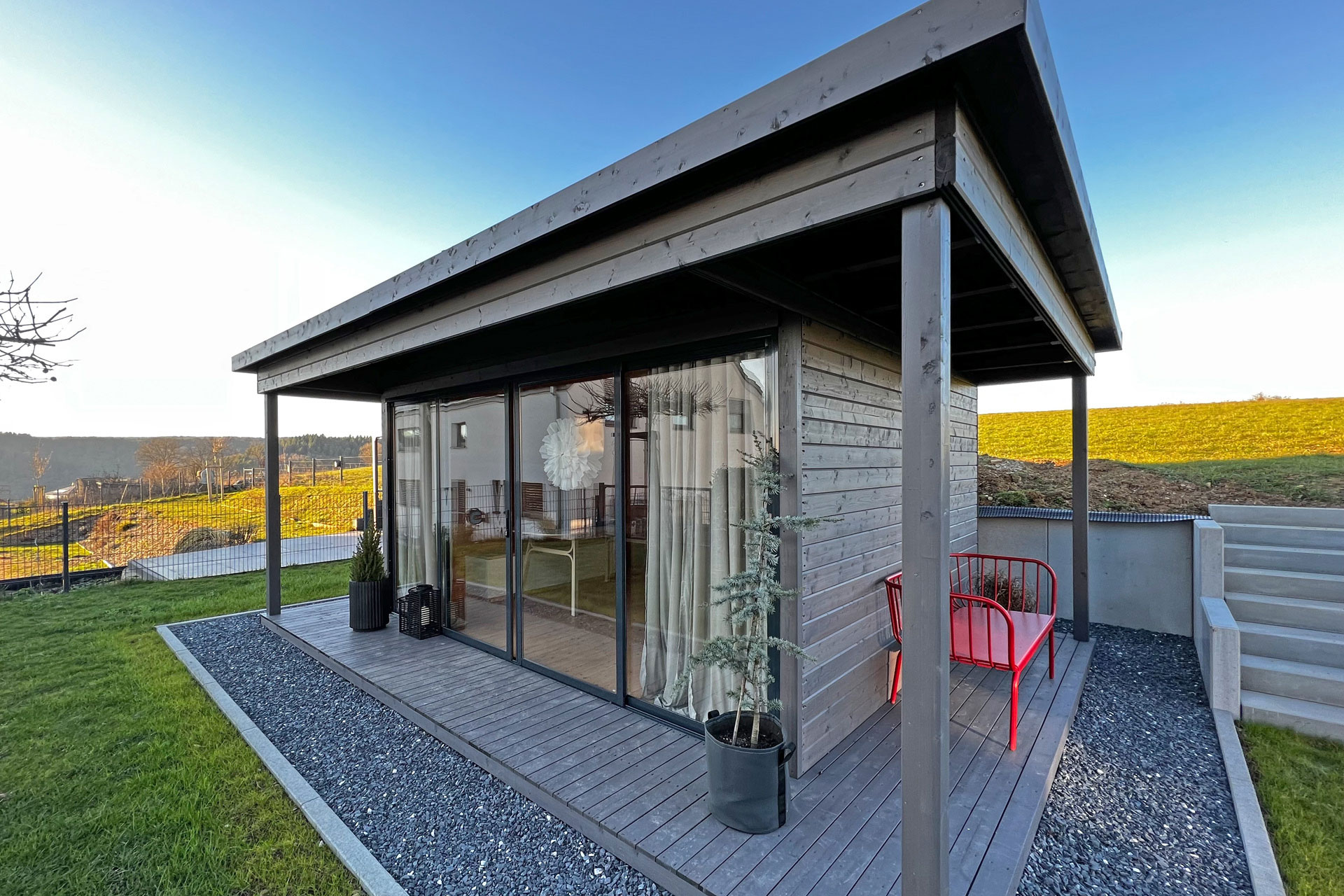 Massives-Design-Gartenhaus