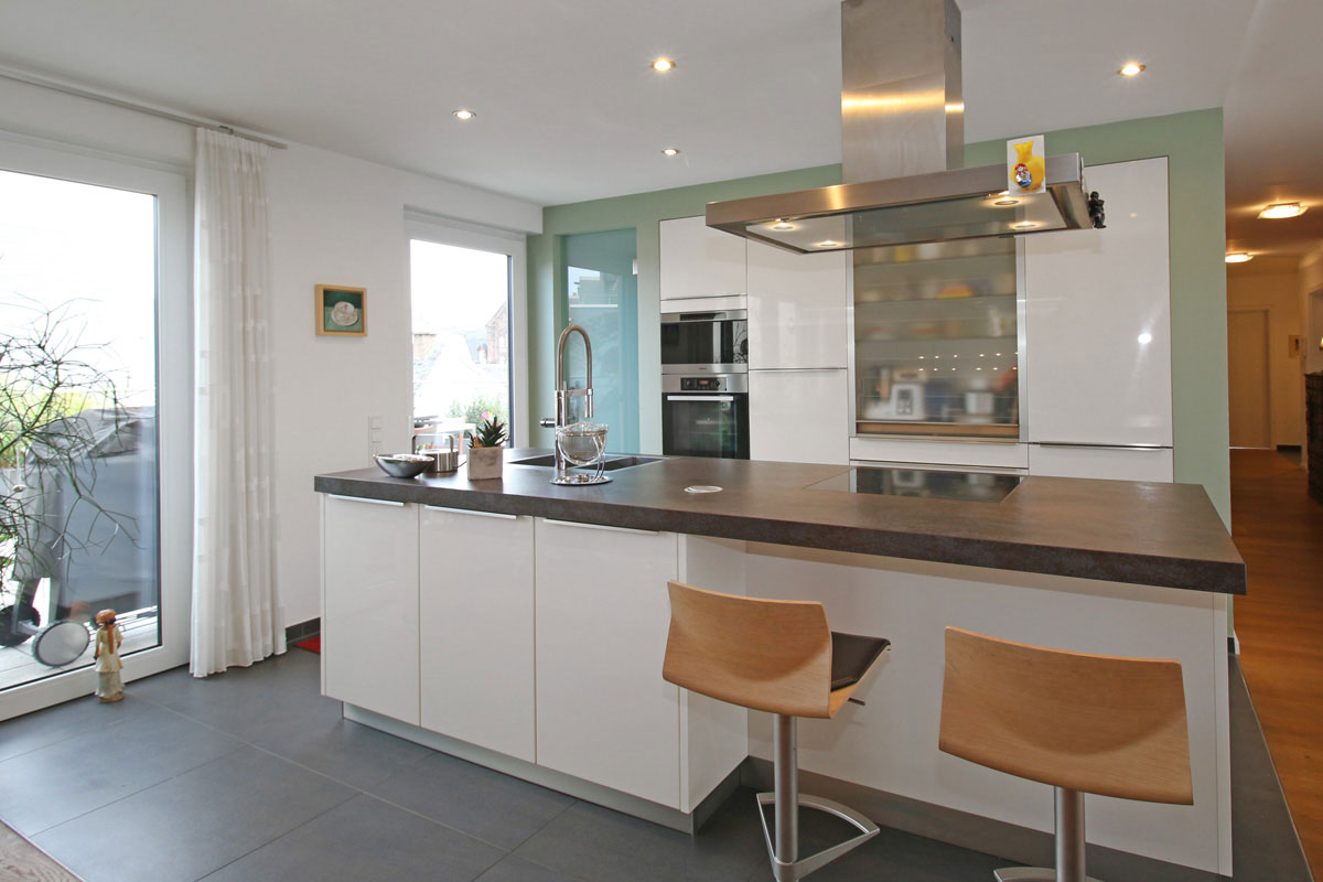 Moderne-helle-Küche