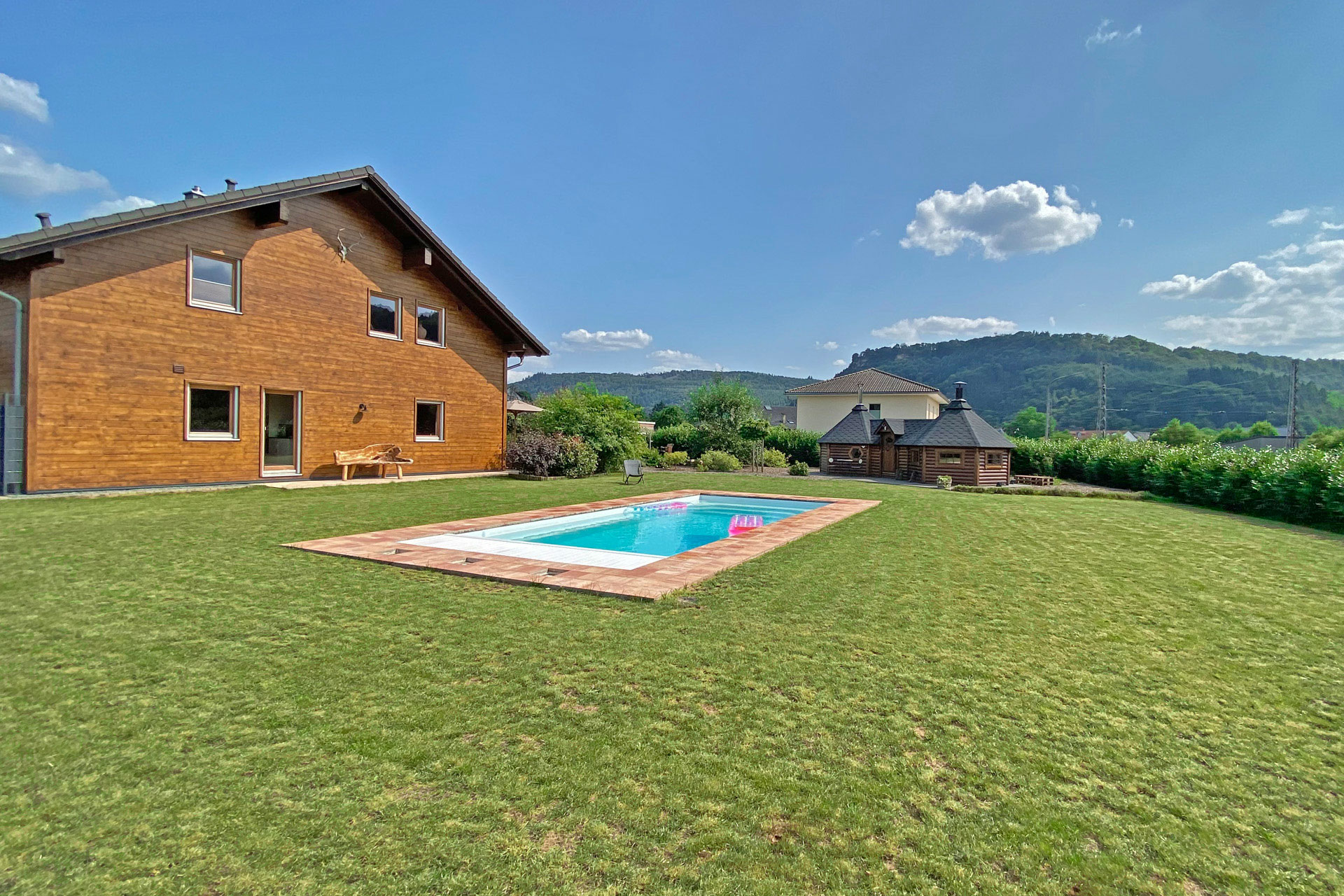 Seitliche-Rückansicht-vom-Pool-aus