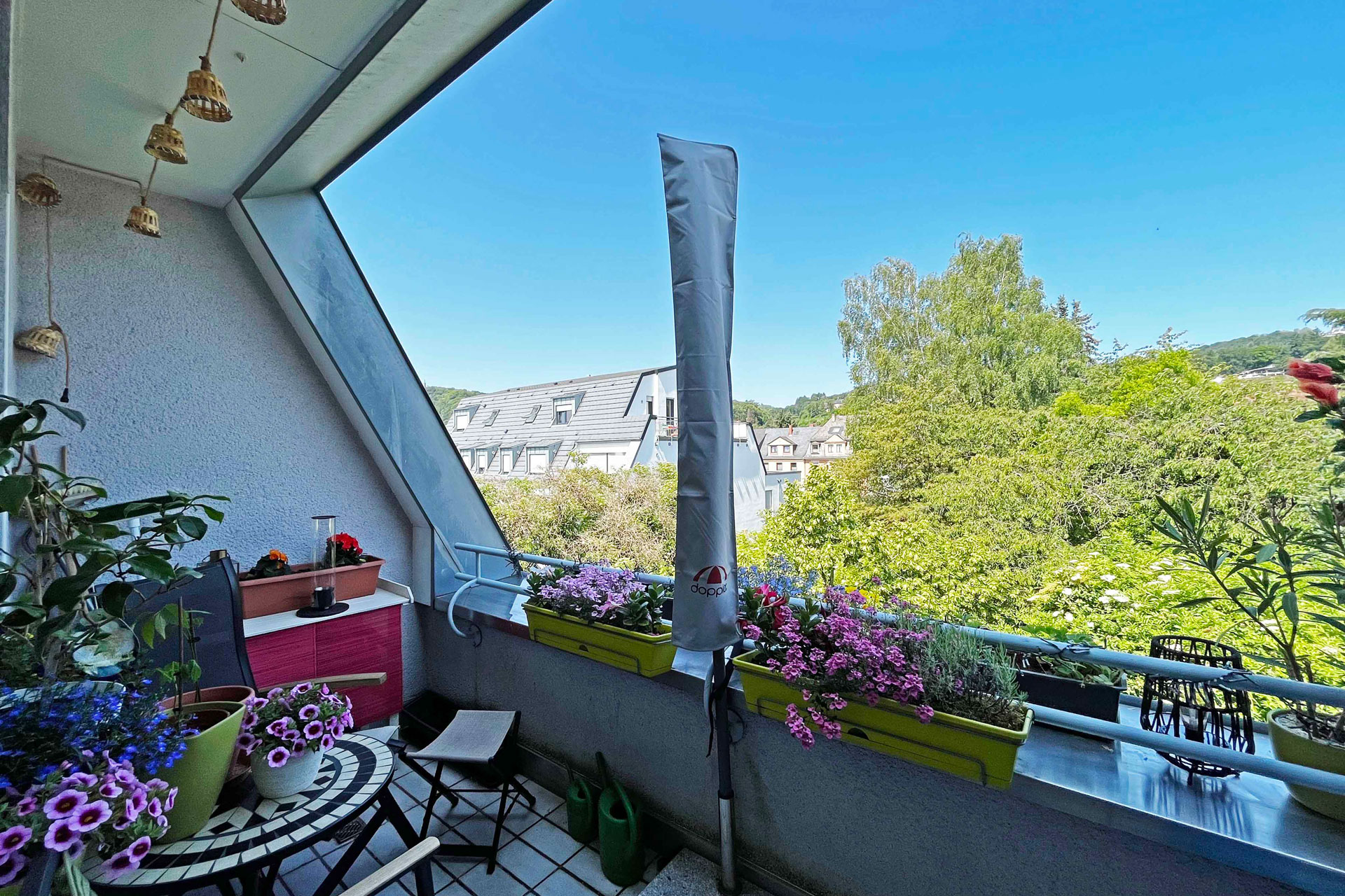 Teilüberdachter-Balkon-mit-tollem-Blick