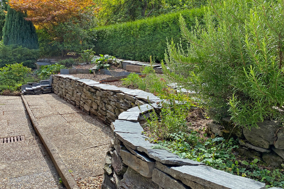 Trockensteinmauern-und-Pflanzbeete