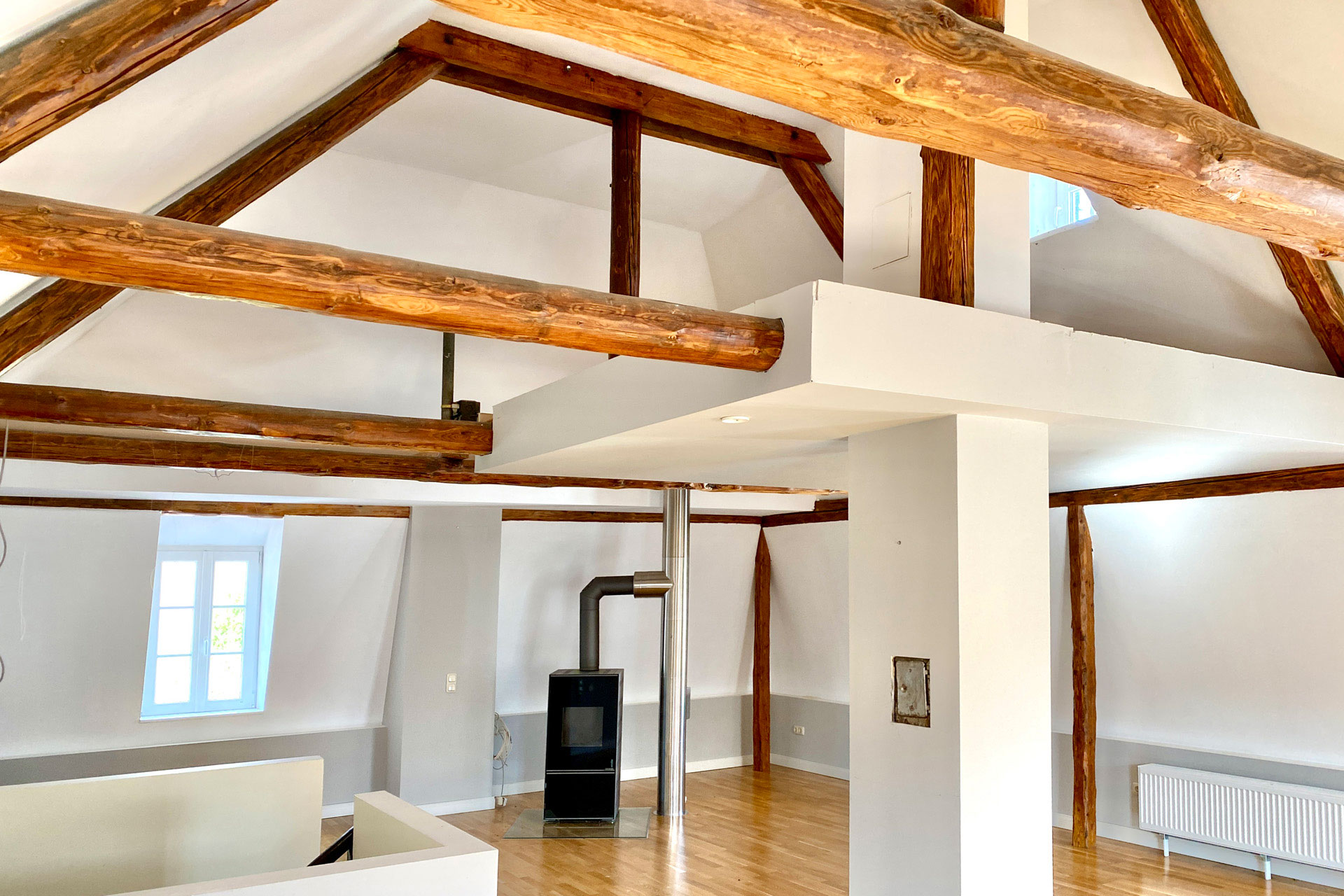 Wohnzimmer-im-Mansardengeschoss