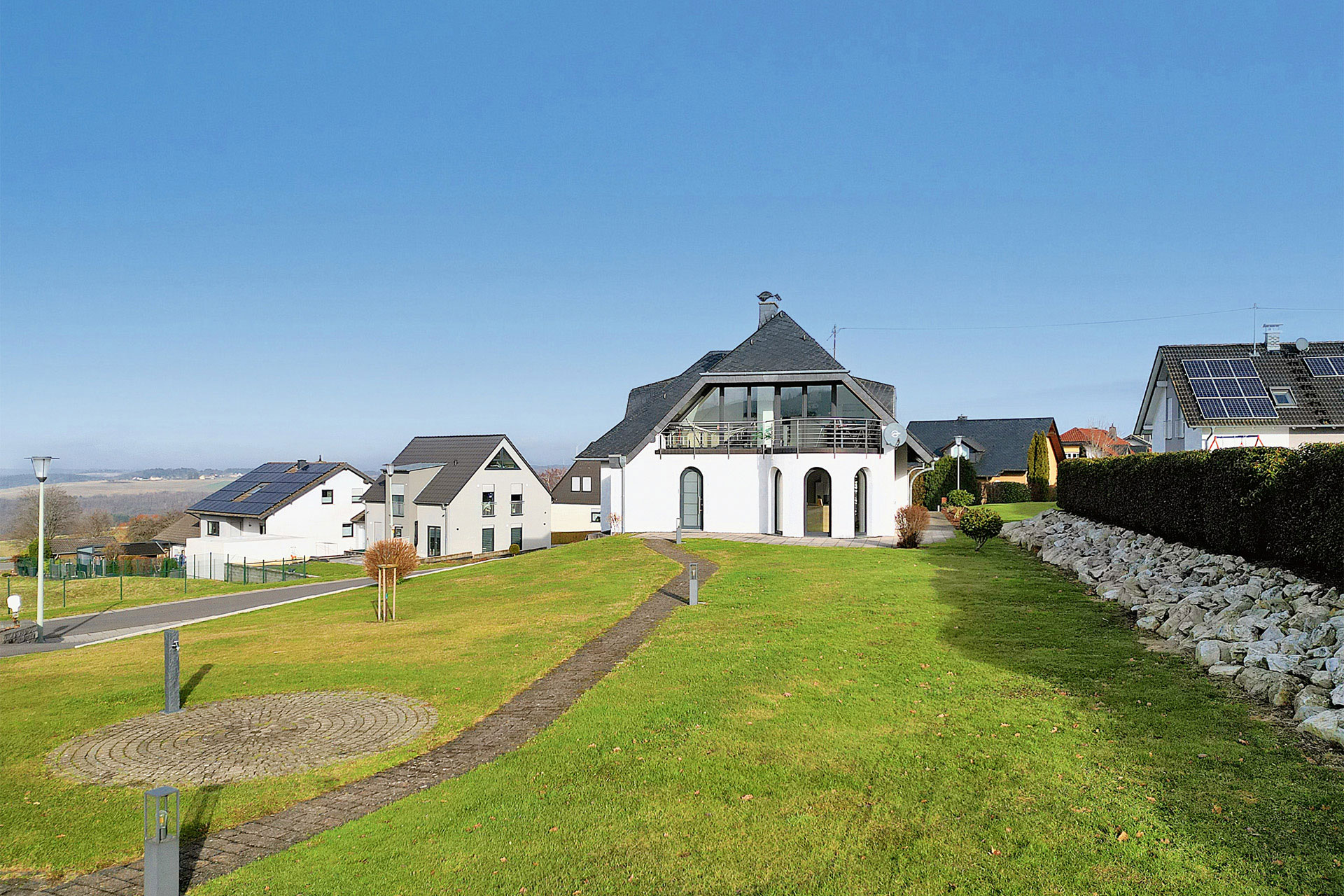 beleuchteter-Gartenpfad-zum-Haus