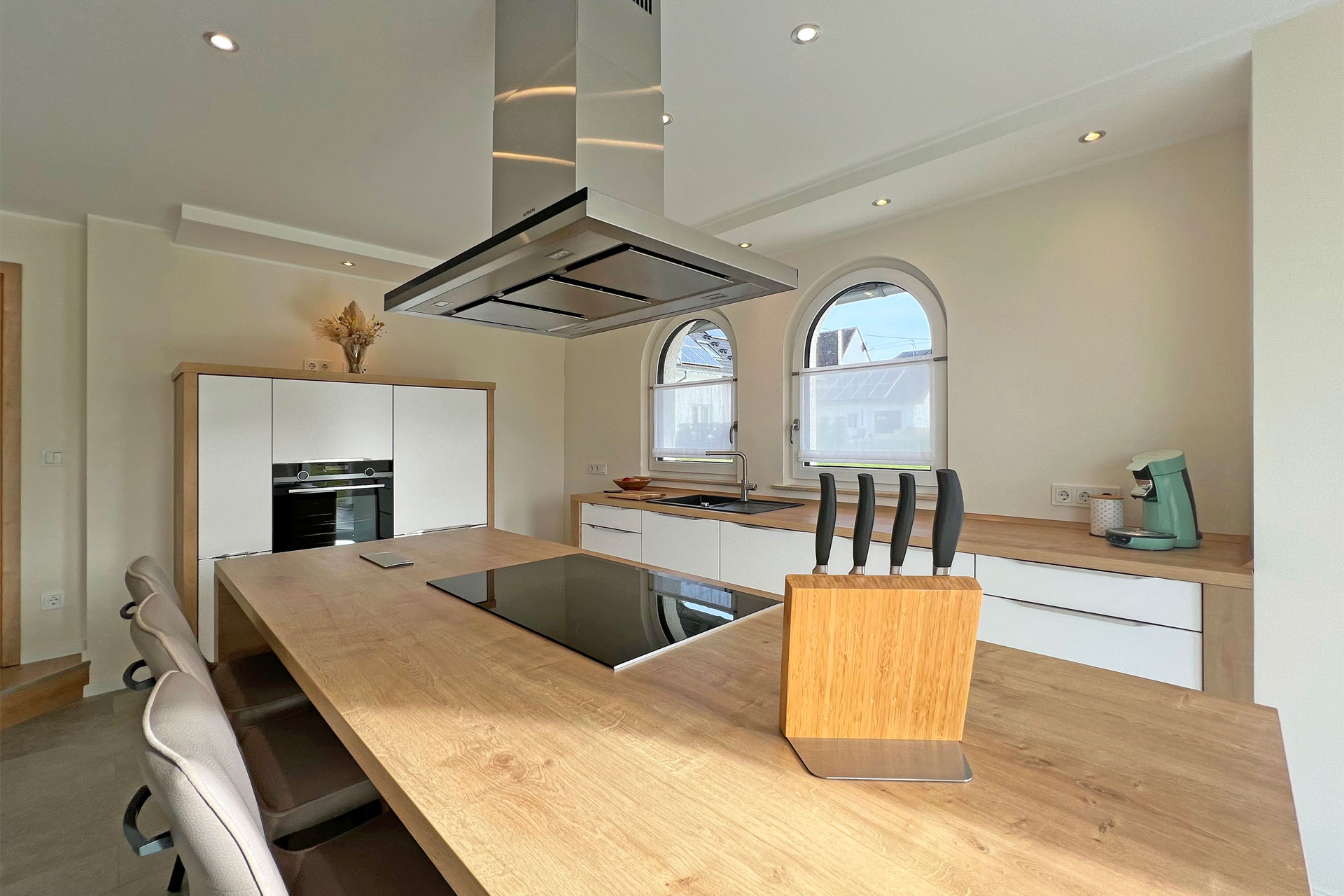 geschmackvolle-Kücheninsel-in-heller-Räumlichkeit