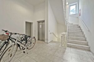 Treppenhaus mit Aufzug