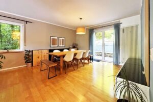 großzügiges Esszimmer