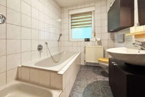 zweites Tageslichtbad mit Wanne, Dusche und WC