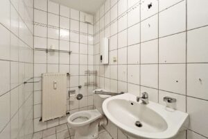 Bad Perspektive Richtung WC