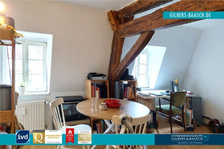 Helles Wohnzimmer mit Platz für einen Esstisch_Titel