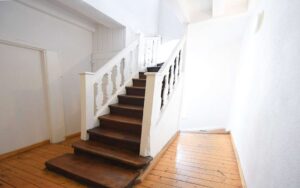Historische Holztreppe im Flur