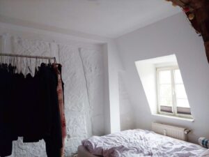 Schlafzimmer mit Zugang zum Bad