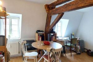 Helles Wohnzimmer mit Platz für einen Esstisch