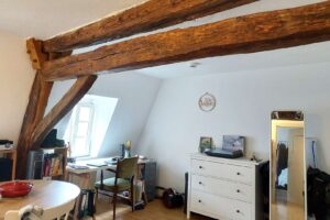 Gemütliches Wohnzimmer mit urigen Dachbalken