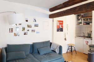 Kleine Pantryküche im Wohnraum