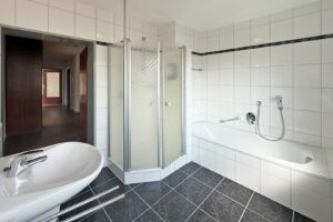 Detail helles Badezimmer