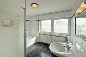 Helles Badezimmer