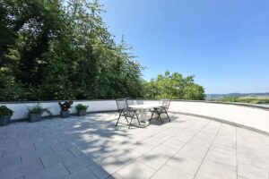 Sonnige Dachterrasse im OG