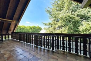 großer Balkon am Wohnzimmer
