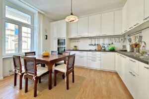 große, moderne Einbauküche