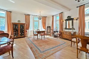 großes Wohn- und Esszimmer