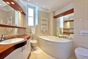 Tageslichtbad mit Badewanne