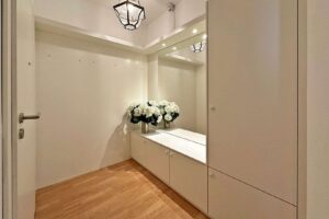 Diele mit Einbauschränken