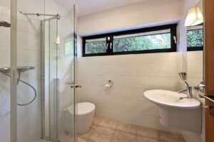 Badezimmer im Untergeschoss