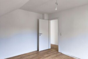 Heller Wohnraum mit Zugang zum Flur