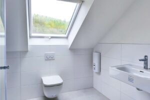 Modernes Tageslichtbad mit Dusche