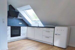 Hochwertige Küche mit Design-Kühlschrank
