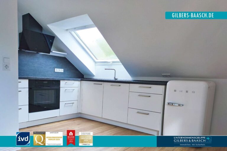 Hochwertige Küche mit Designkühlschrank_Titel