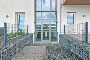 Eingang Rückseite Gebäude