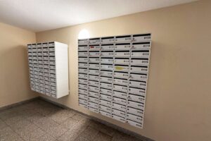 Briefkästen im Gebäude