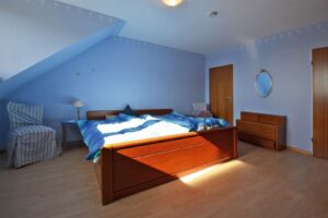 Schlafzimmer (DG)