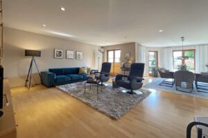 heller Wohn- und Essbereich