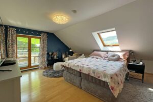 Schlafzimmer mit Balkonzugang